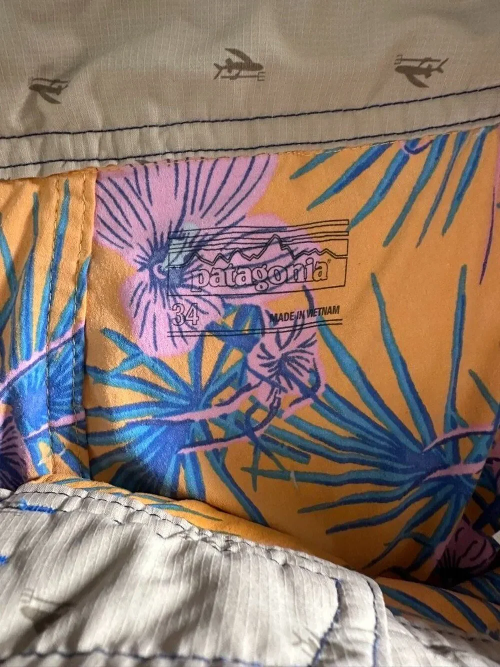 Patagonia Mens Palm Tropical Floral Wavefarer Boardshorts Saffron Orange Size 34
